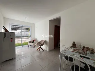 Sala de estar com porta de vidro abrindo para o exterior.