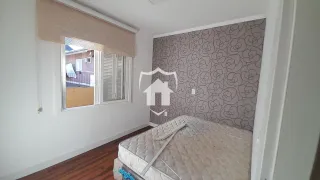 Quarto com parede de papel de parede e janela.