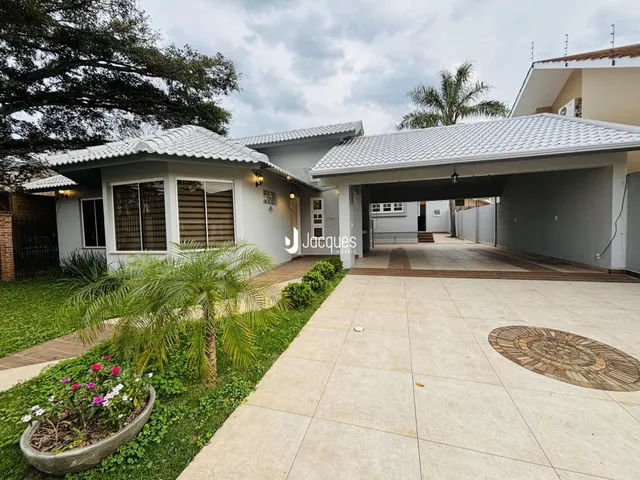 Fachada de uma casa em Lajeado, Brasil, com jardim e entrada pavimentada.