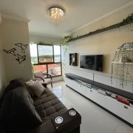 Foto de uma sala de estar com sofá e janela.
