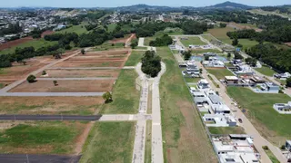 Vista aérea de uma área de terreno com campos e vegetação.