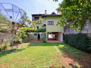 Fachada de uma casa em Lajeado, Brasil, com jardim gramado.