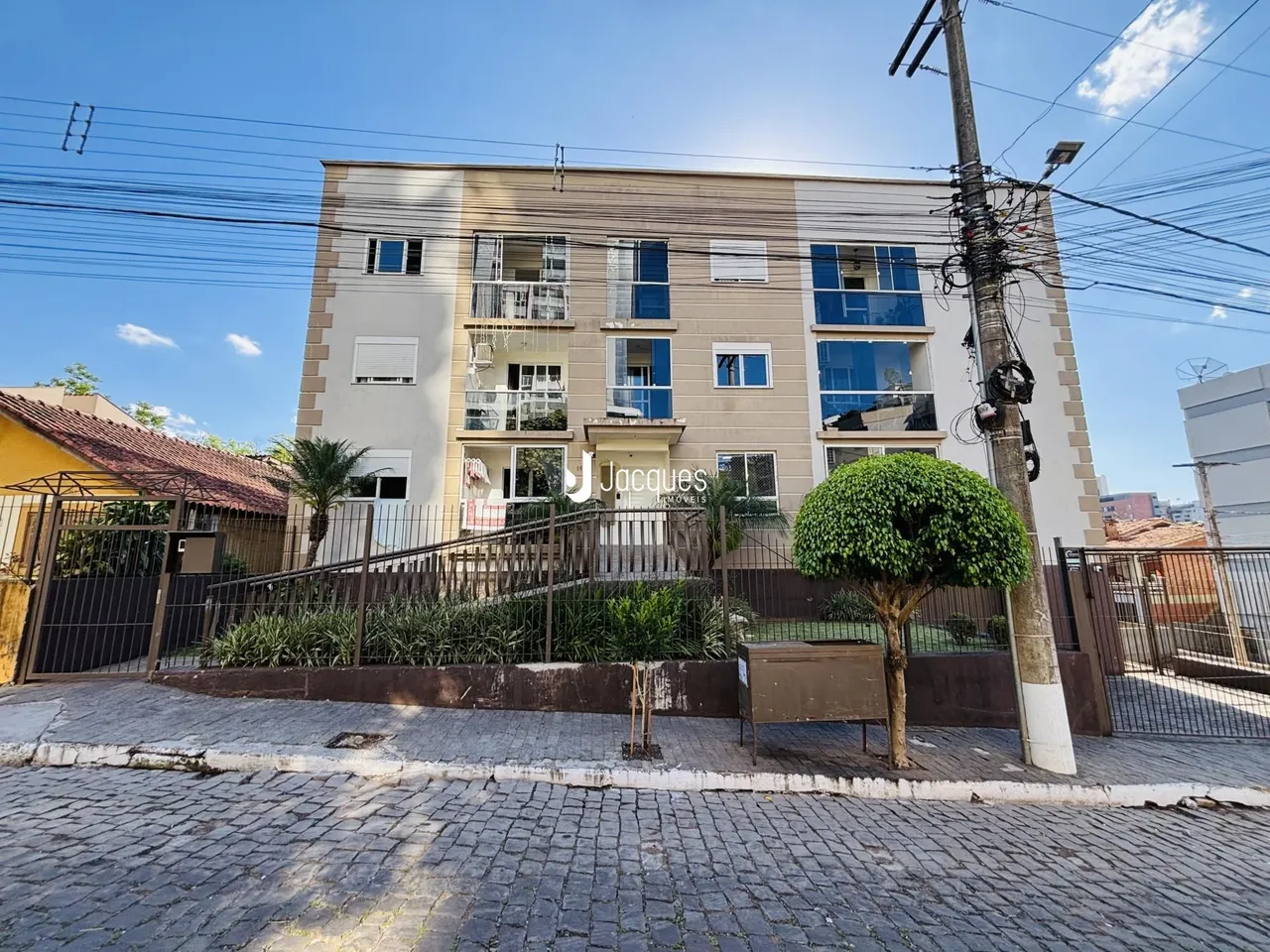 Fachada de um prédio residencial em Lajeado, Brasil.