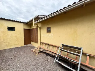 Fachada externa de uma residência em Lajeado, Brasil, com parede amarelada.