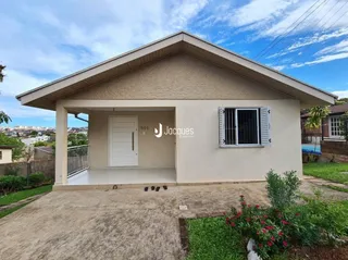 Fachada de uma casa em Lajeado, Brasil com área coberta na frente.