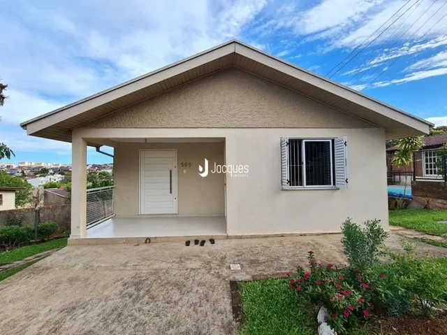 Fachada de uma casa em Lajeado, Brasil com área coberta na frente.