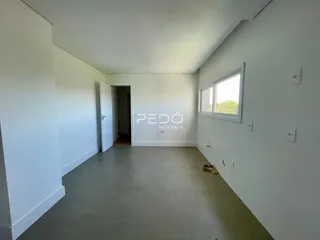 Hall de entrada com paredes brancas e piso claro.