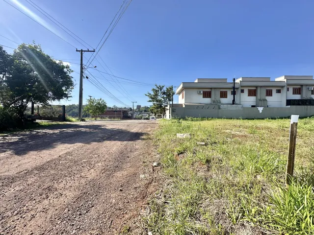 Vista externa da propriedade em Lajeado, Brasil, mostrando a estrada de acesso e a vegetação ao redor.