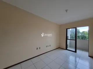Esta é uma foto interna de uma sala com piso de cerâmica.