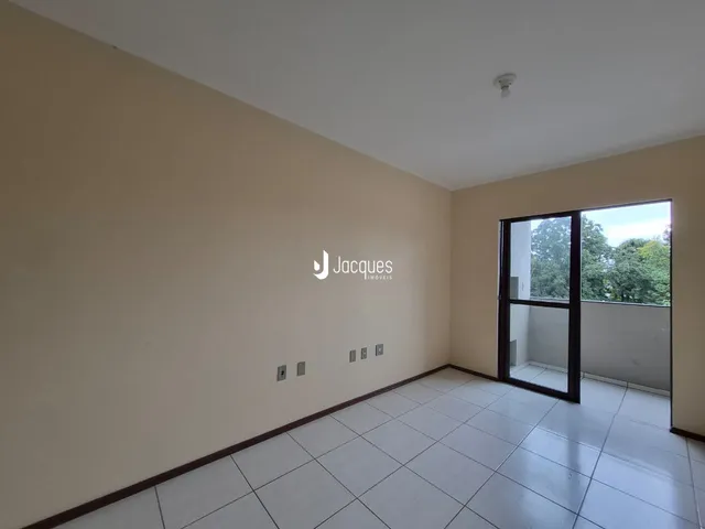 Esta é uma foto interna de uma sala com piso de cerâmica.