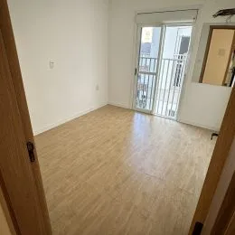 Ambiente interno com piso de madeira clara.