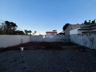 Vista externa de um terreno com muro e cascalho em Lajeado, Brasil.