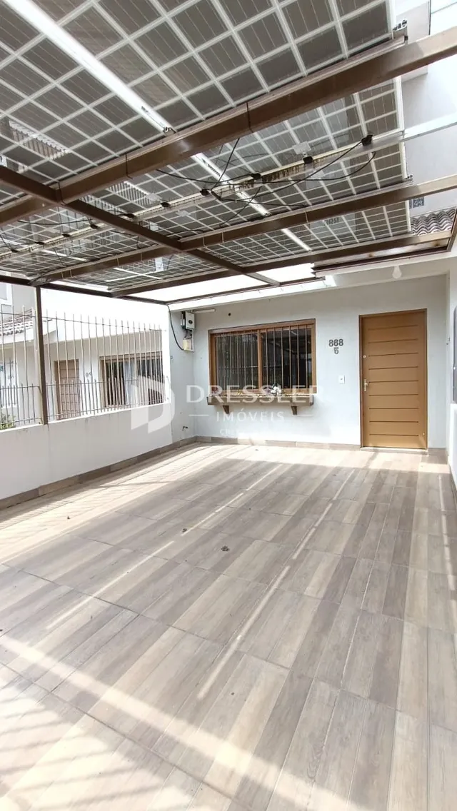 Foto de um ambiente interno com piso de cerâmica e porta de madeira.