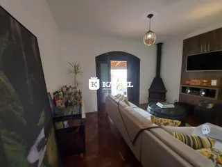 Sala de estar com sofá e lareira em um apartamento.