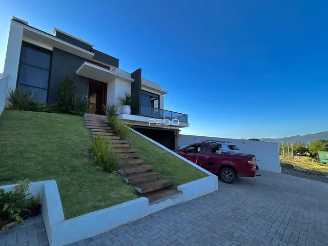Fachada de uma casa moderna com jardim em Lajeado.