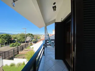 Vista da varanda e área externa de uma residência em Lajeado, Brasil.