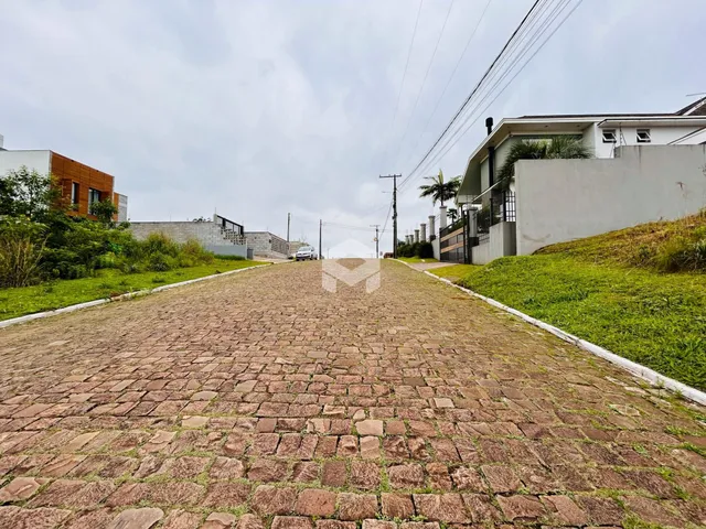 Vista da entrada de uma propriedade em Lajeado, Brasil com uma estrada de paralelepípedos.