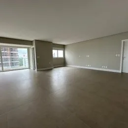 Foto de um ambiente interno amplo com piso claro e paredes neutras.