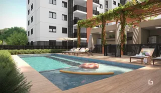 Foto de uma piscina externa com deck de madeira.