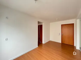 Vista interna de um corredor com piso de madeira.
