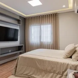 Foto de um quarto com cama e janela.