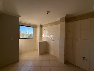 Um corredor interno com piso de cerâmica e paredes revestidas.
