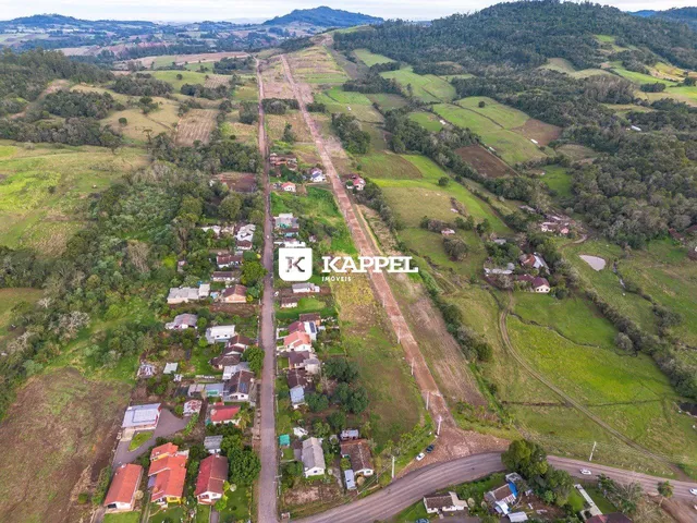 Vista aérea de uma área rural com casas e campos verdes em Lajeado, Brasil.