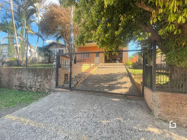 Vista da entrada de uma propriedade em Lajeado, Brasil, com portão e muro.