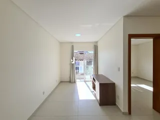 Interior de um corredor com paredes brancas e piso claro.