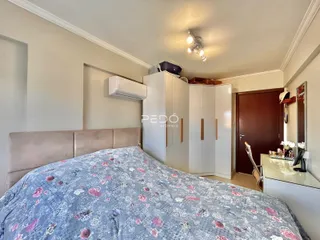 Quarto com cama e armários em um imóvel no Brasil.