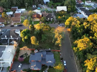 Vista aérea de uma área residencial com casas e vegetação em Lajeado, Brasil.