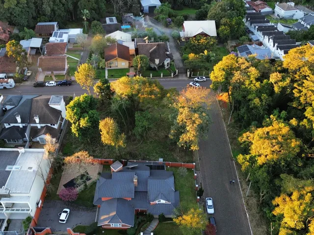 Vista aérea de uma área residencial com casas e vegetação em Lajeado, Brasil.