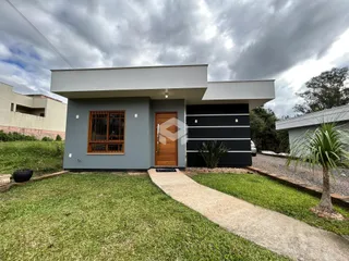 Fachada moderna de uma residência em Lajeado, Brasil, com jardim frontal.