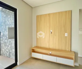Uma parede de madeira com um móvel e um banco de apoio em um ambiente interno.