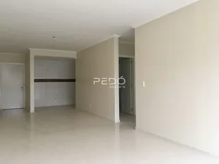 Espaço interno de uma residência com paredes brancas e piso claro.