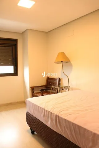 Quarto com cama em ambiente interno.