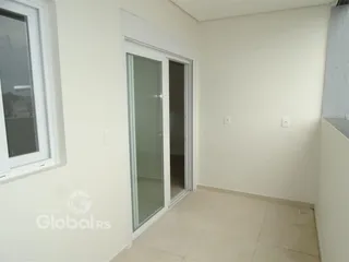 Interior com paredes brancas e piso claro de uma residência.