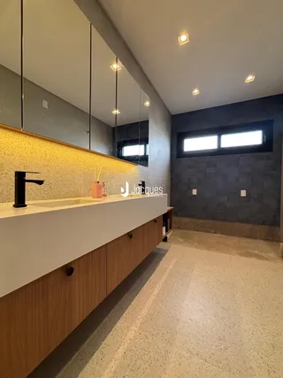 Vista de uma cozinha moderna com bancada e armários em Lajeado.