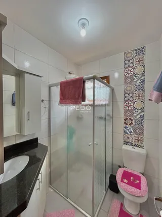Banheiro com box de vidro e azulejos brancos na Lajeado.