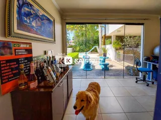 Sala de estar com acesso a uma área externa com vista para o jardim.