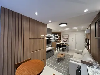 Sala de estar com painel de madeira e sofá moderno.