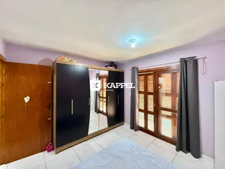 Quarto com armário grande e piso de cerâmica claro.