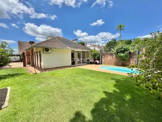 Vista externa de uma residência com piscina e jardim em Lajeado.