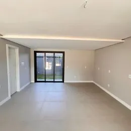 Foto de um ambiente interno com paredes brancas e piso claro.