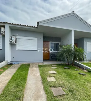 Fachada da casa em Lajeado, Brasil, com jardim e calçada.