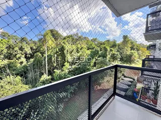 Vista da varanda com mata densa de floresta