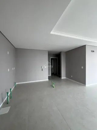 Hall de corredor com paredes brancas e piso claro.