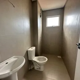 Foto de um banheiro mostrando um vaso sanitário branco.