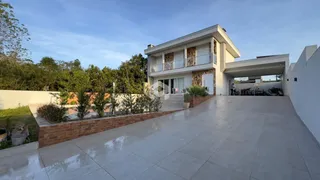 Fachada moderna de uma residência em Lajeado, Brasil, com área externa pavimentada.
