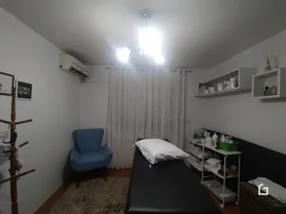 Quarto interno com cama e ar-condicionado instalado.